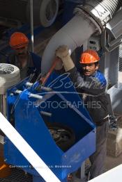 Image du Maroc Professionnelle de  Des ouvriers de STROC s'activent à faire fonctionner de la plus grande Laverie de phosphate pour l'OCP à Khouribga, Jeudi 8 Juillet 2010. STROC Industrie est une société marocaine qui exerce son métier dans le domaine de l’ingénierie d’exécution pour les industries de procédé, les réalisations à son actif l’ont conduit à développer une expertise et un savoir-faire fort dans la construction ainsi que dans différents métiers afin d'offrir des solutions clé en main pour satisfaire au mieux ses clients. Parmi ces réalisations ont trouve : des unités de stockage et de traitement de produits liquides ou gazeux, installations de manutention et de traitement de produits en vrac ainsi que dans les domaines de Ingénierie Etudes, Génie Civil, Chaudronnerie, Structure Métallique, Tuyauterie, Montage, Maintenance, Bâtiments industriels, Logistiques, Tertiaires et Ouvrages d’Art. (Photo / Abdeljalil Bounhar)